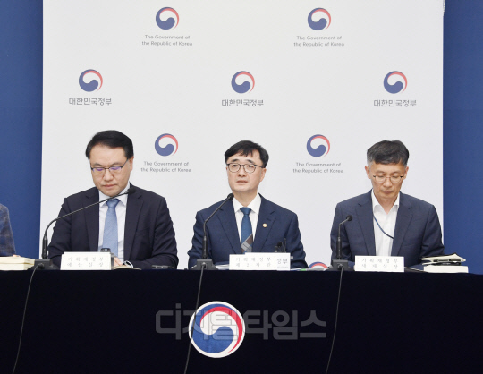 임기근 기획재정부 차관이 18일 정부세종청사에서 열린 '새정부 추가경정예산안 상세 브리핑'에서 주요 내용을 발표하고 있다. 사진=기획재정부